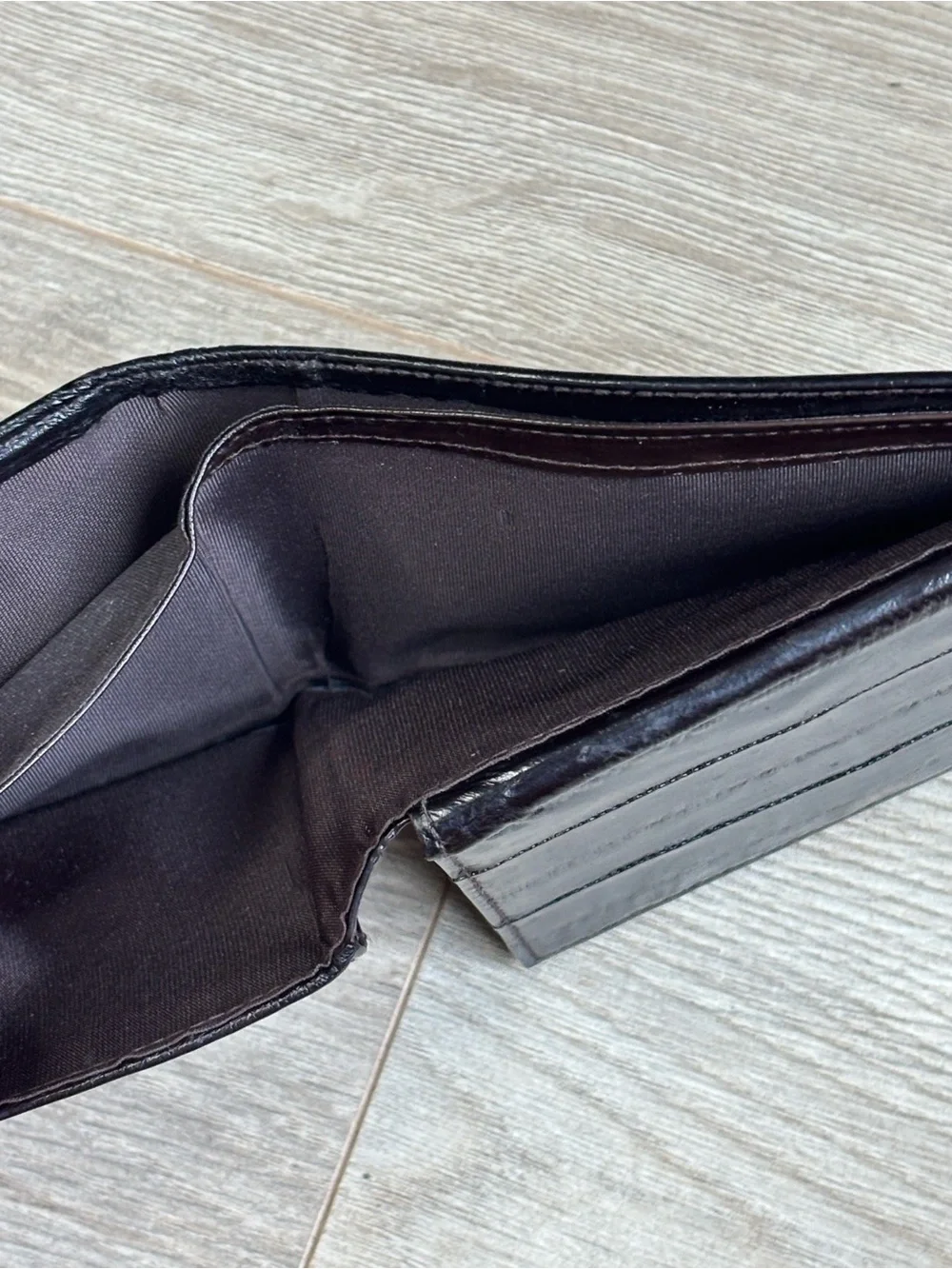 Vintage Men's Dark Brown Eel Leather Bi-Fold Wallet